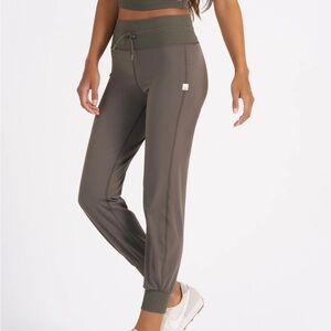 Vuori Daily Jogger, size S, color “oregano”